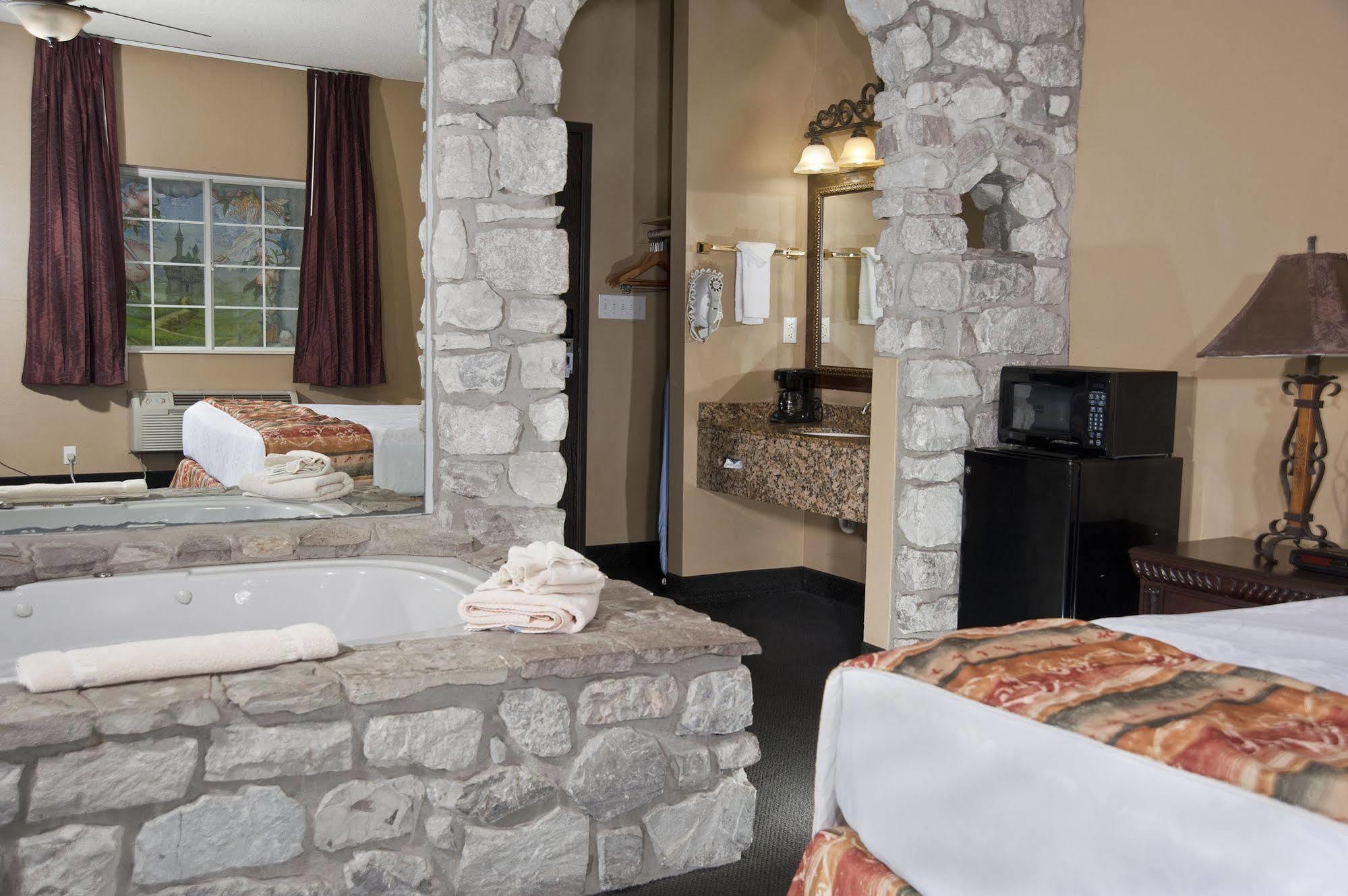 The Stone Castle Hotel & Conference Center Branson Exterior photo