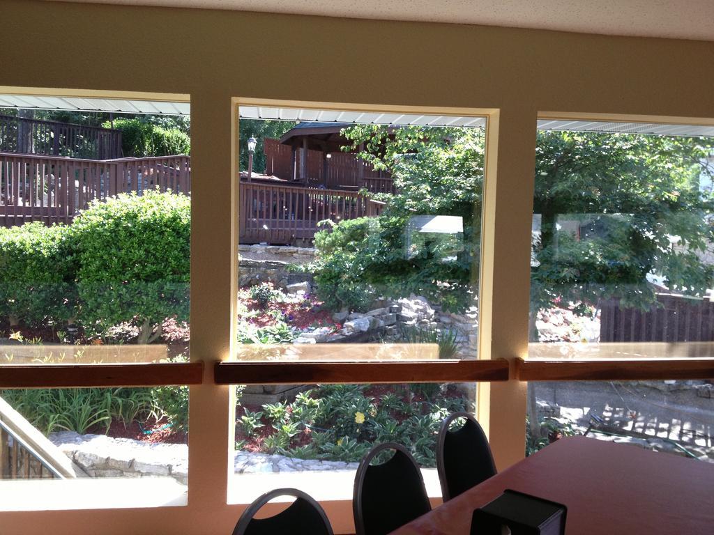 The Stone Castle Hotel & Conference Center Branson Exterior photo